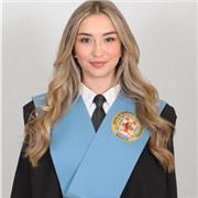 Maestra de educación primaria y pedagogía terapéutica, impregnada en un fuerte sentido vocacional.